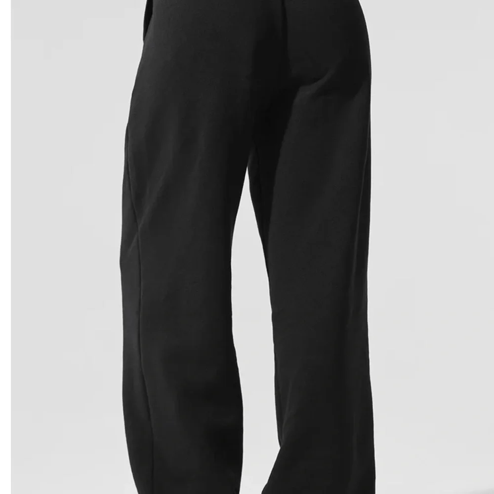 Alo Yoga Accolade Sweatpants Straight Leg in black - Picture 6 of 11